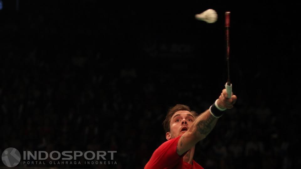 Aksi backhand Jorgensen mengembalikan pukulan Jonatan.